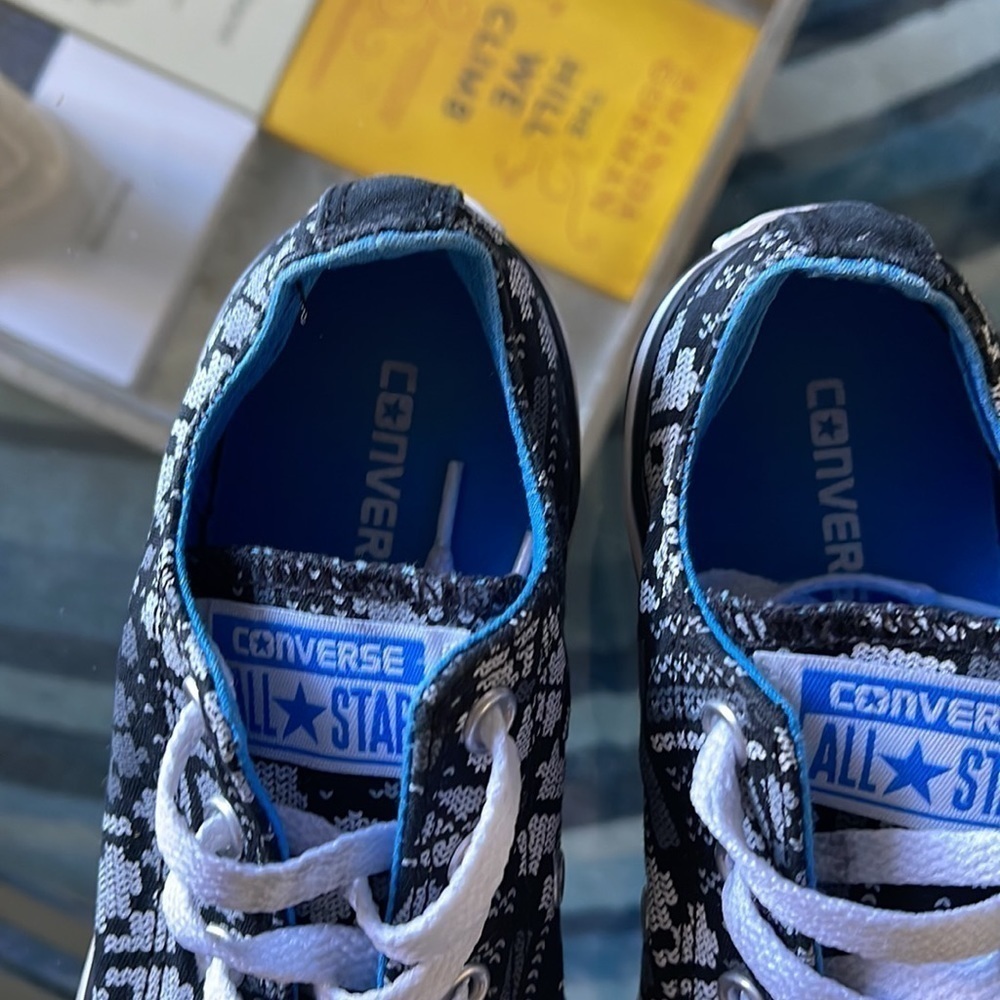 Converse💙🖤 - Picture 4 of 9